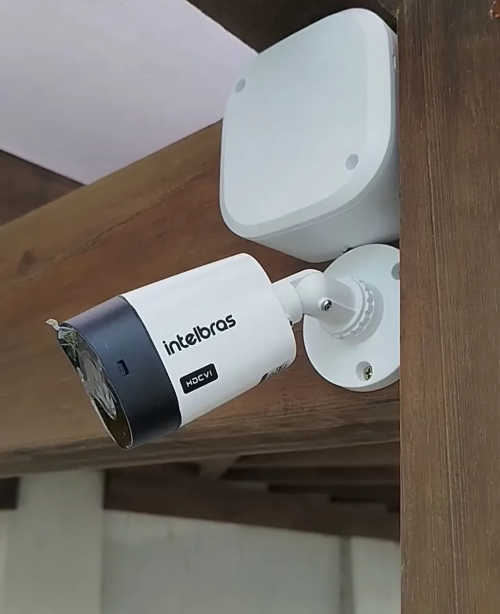 Câmera Intelbras em pergolado