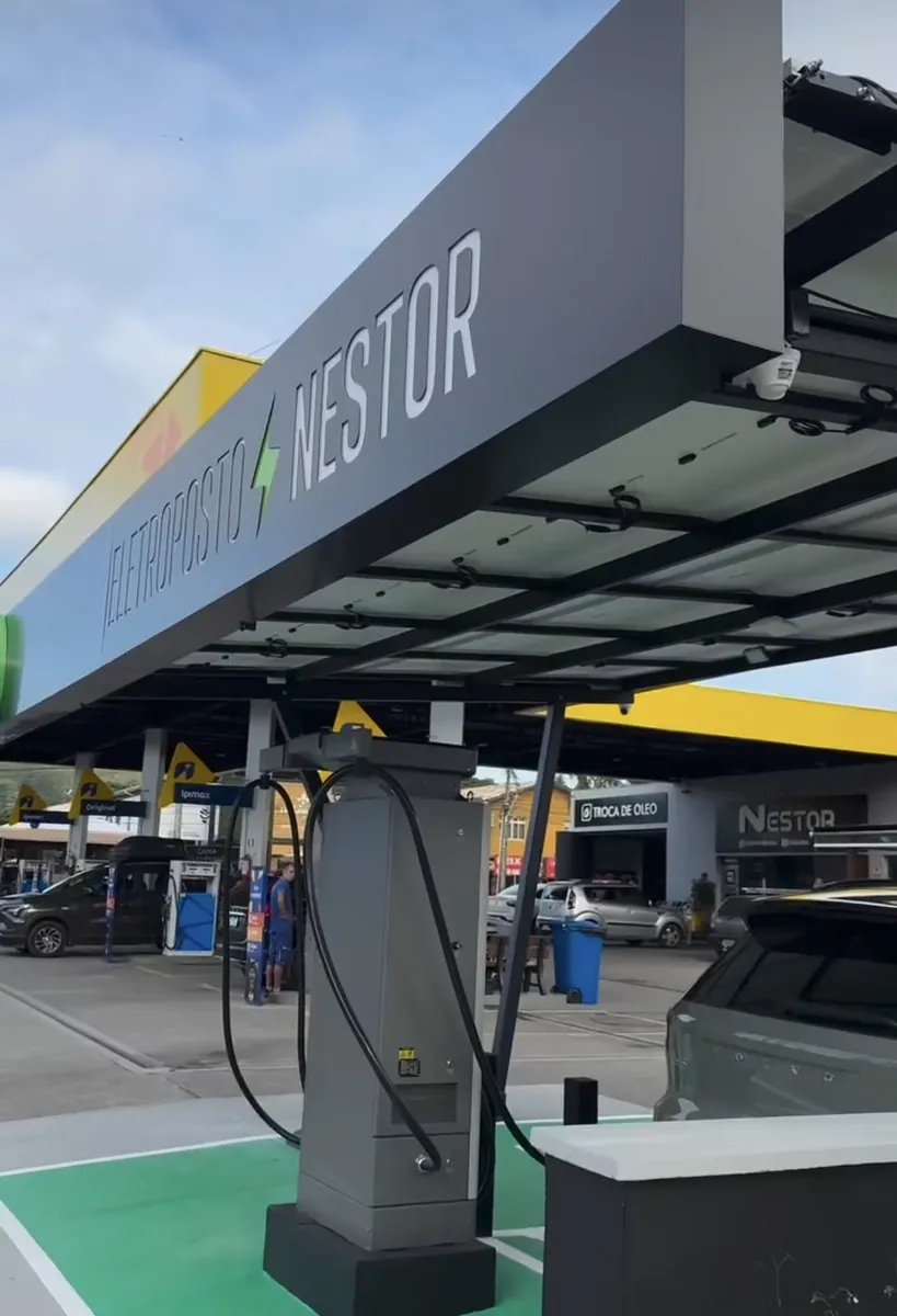 Câmeras de segurança instaladas em eletroposto