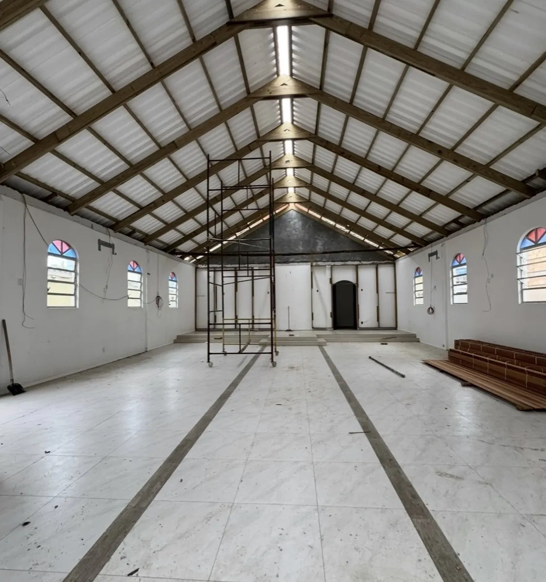 Antes: Igreja em Garopaba: da obra crua à luz que acolhe