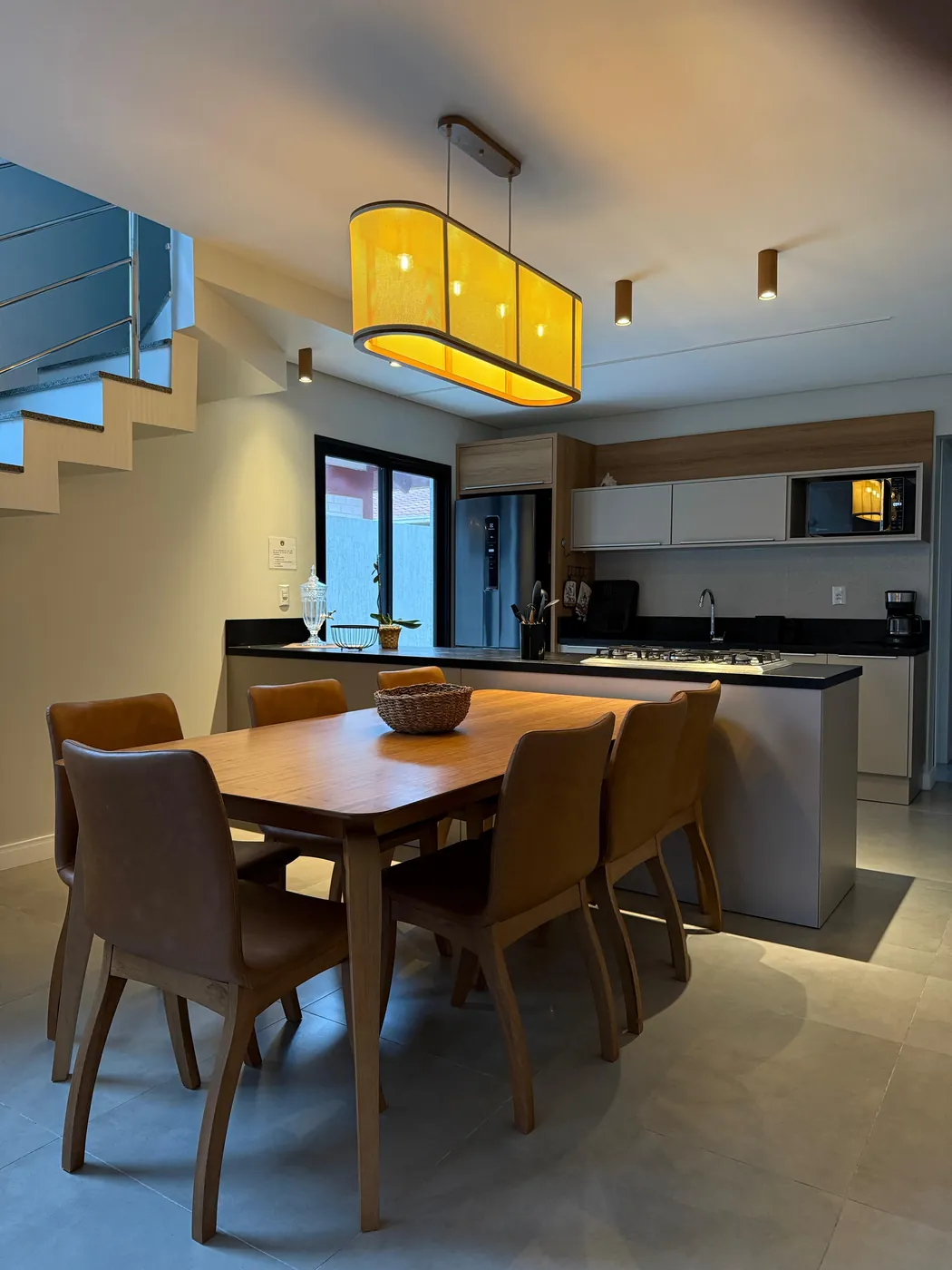 Sala de jantar com pendente e spots